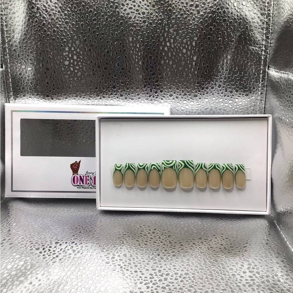 Green eyes Press on Nails